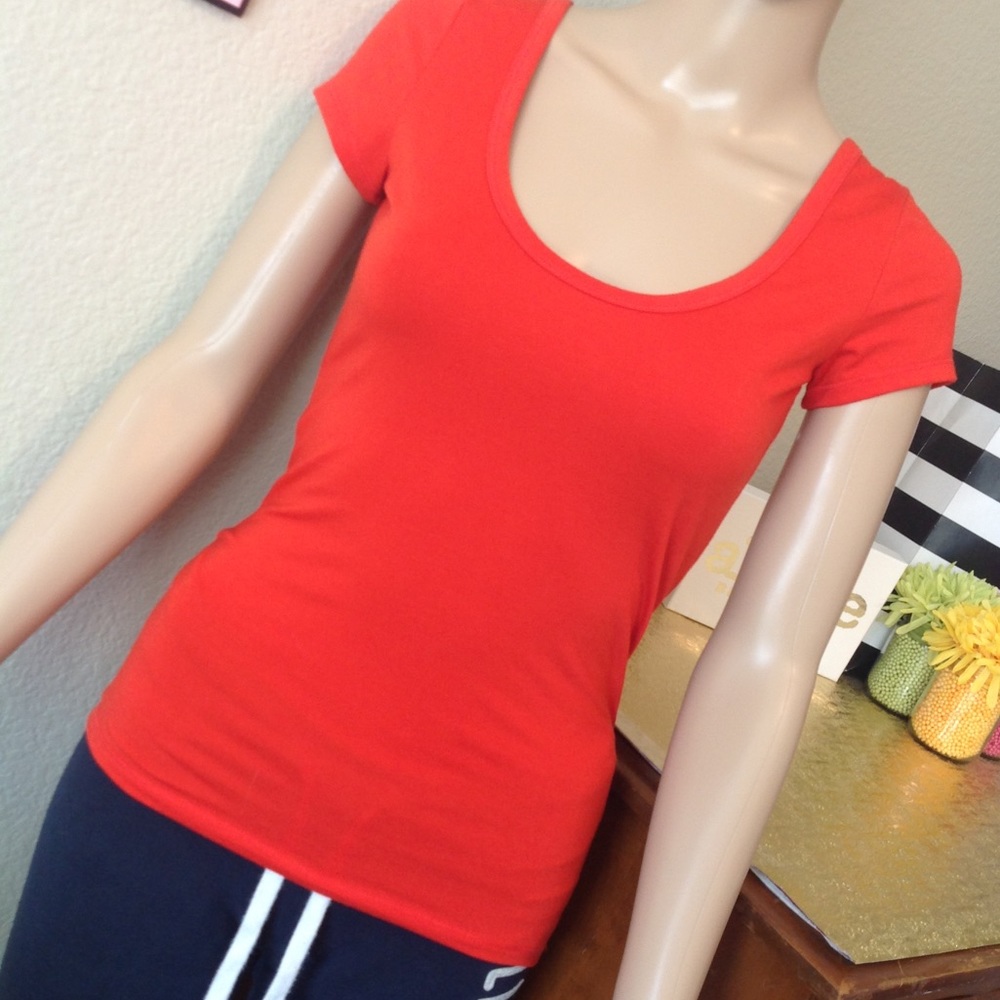 Red Top With Open Back And Scrunched Detail H039 - image 1